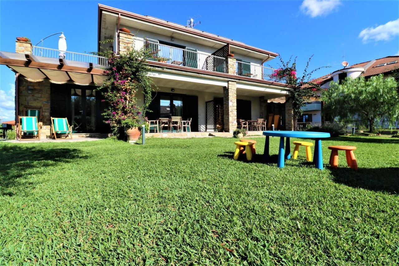 Villa Di Marinella Асчеа Екстериор снимка